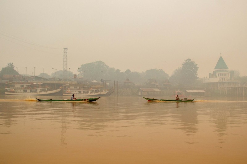 Kabut asap akibat kebakaran hutan menyelimuti Palangka Raya, Kalimatan Tengah, Minggu (18/10/2026). (REUTERS/Arief Rahman Septian Prathama)