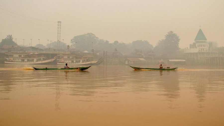 Kabut asap akibat kebakaran hutan menyelimuti Palangka Raya, Kalimatan Tengah, Minggu (18/10/2026). (REUTERS/Arief Rahman Septian Prathama)