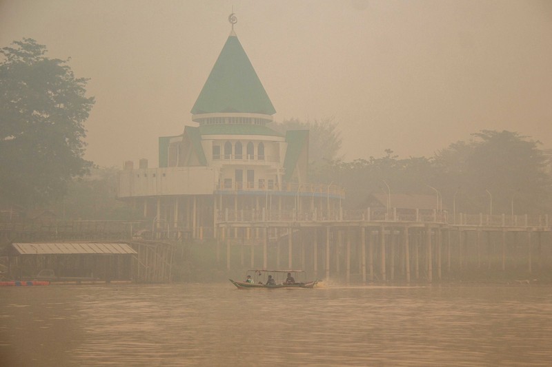 Kabut asap akibat kebakaran hutan menyelimuti Palangka Raya, Kalimatan Tengah, Minggu (18/10/2026). (REUTERS/Arief Rahman Septian Prathama)
