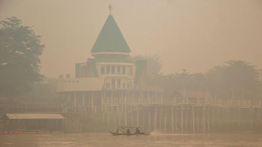 Kabut asap akibat kebakaran hutan menyelimuti Palangka Raya, Kalimatan Tengah, Minggu (18/10/2026). (REUTERS/Arief Rahman Septian Prathama)