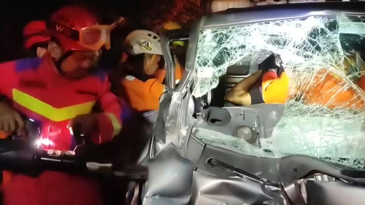 Sopir Pikap Terjepit di Ruang Kemudi Usai Tabrak Truk di Bogor — NadiKabar.com