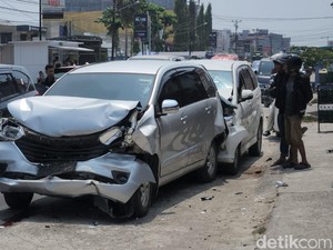 Tabrakan Beruntun 5 Mobil di Polman Diduga gegara Sopir Ngantuk