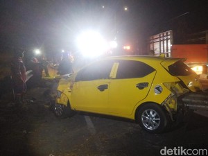 Ngeri! Kecelakaan Brio Tertancap Besi Pembatas Jalan, Ini Pelajaran Pentingnya
