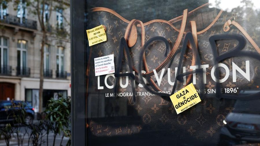 Kerusakan usai ksi unjuk rasa nasional menentang tingginya biaya hidup dan kenaikan harga BBM, di Paris, Prancis, Minggu (18/10/2026). (REUTERS/Benoit Tessier)