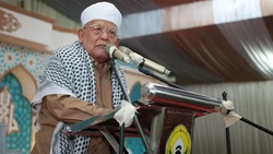 Profil KH Syukron Mamun, Sang Singa Podium yang Tutup Usia