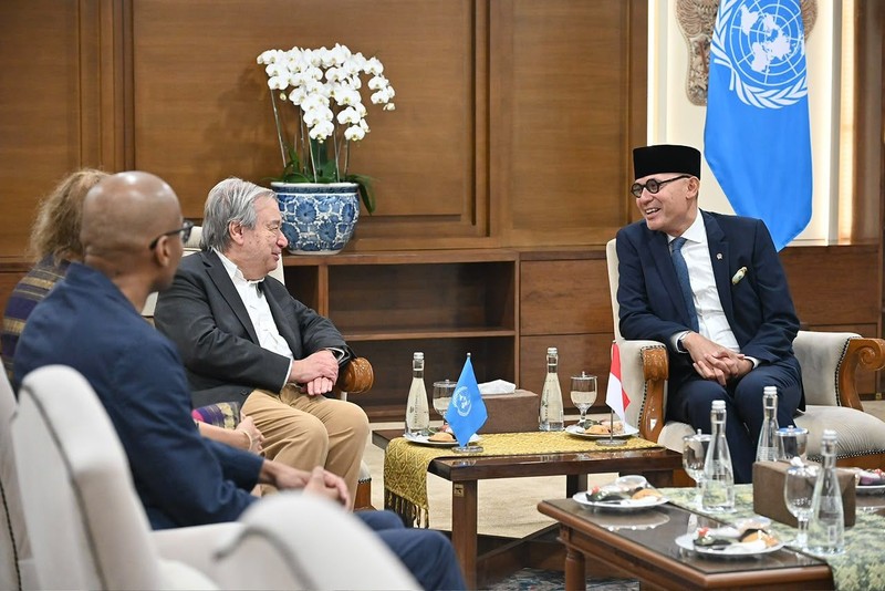 Menteri Luar Negeri RI, Arrmanatha Nasir, menyambut kedatangan Sekretaris Jenderal Perserikatan Bangsa-Bangsa (PBB), Ant&oacute;nio Guterres, di Jakarta, Minggu 17 Oktober 2026. (Dok. Kementerian Luar Negeri)