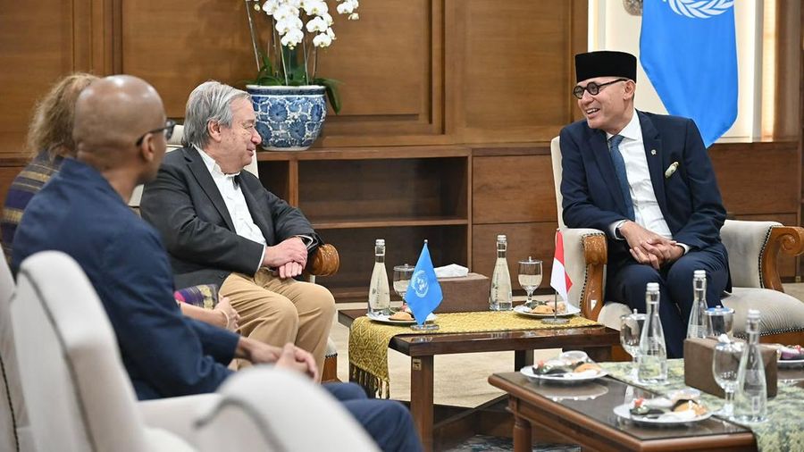 Menteri Luar Negeri RI, Arrmanatha Nasir, menyambut kedatangan Sekretaris Jenderal Perserikatan Bangsa-Bangsa (PBB), António Guterres, di Jakarta, Minggu 17 Oktober 2026. (Dok. Kementerian Luar Negeri)