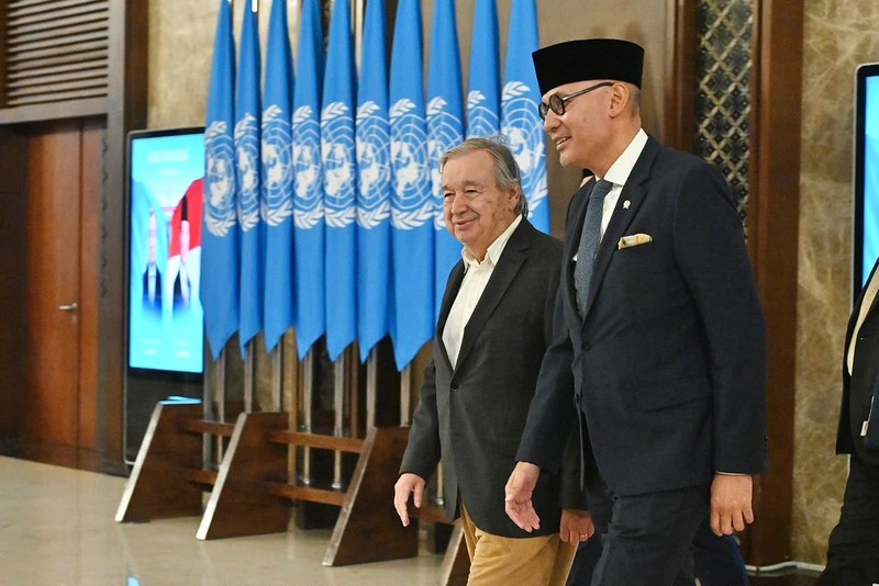 Menteri Luar Negeri RI, Arrmanatha Nasir, menyambut kedatangan Sekretaris Jenderal Perserikatan Bangsa-Bangsa (PBB), Ant&oacute;nio Guterres, di Jakarta, Minggu 17 Oktober 2026. (Dok. Kementerian Luar Negeri)