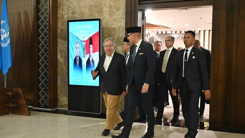 Menteri Luar Negeri RI, Arrmanatha Nasir, menyambut kedatangan Sekretaris Jenderal Perserikatan Bangsa-Bangsa (PBB), António Guterres, di Jakarta, Minggu 17 Oktober 2026. (Dok. Kementerian Luar Negeri)
