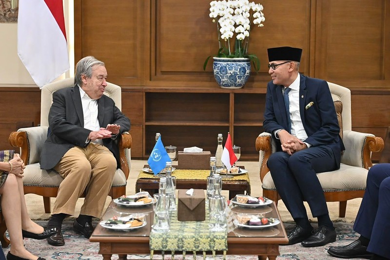 Menteri Luar Negeri RI, Arrmanatha Nasir, menyambut kedatangan Sekretaris Jenderal Perserikatan Bangsa-Bangsa (PBB), Ant&oacute;nio Guterres, di Jakarta, Minggu 17 Oktober 2026. (Dok. Kementerian Luar Negeri)