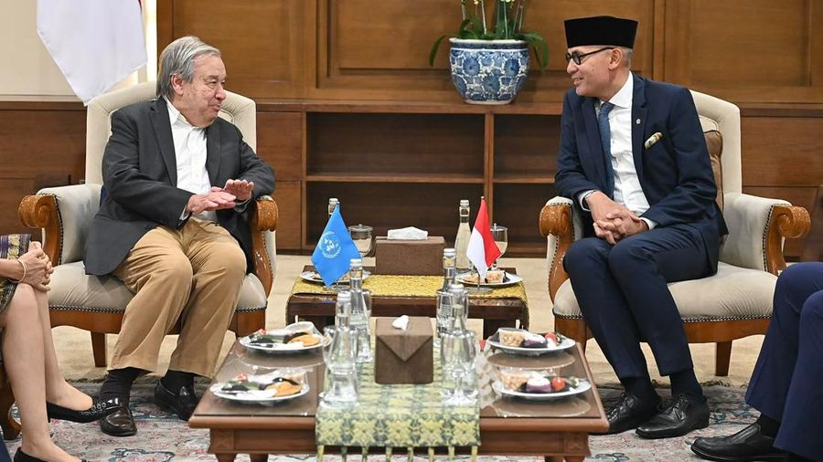 Menteri Luar Negeri RI, Arrmanatha Nasir, menyambut kedatangan Sekretaris Jenderal Perserikatan Bangsa-Bangsa (PBB), António Guterres, di Jakarta, Minggu 17 Oktober 2026. (Dok. Kementerian Luar Negeri)