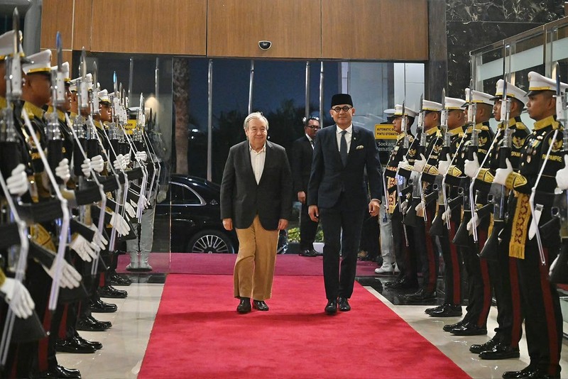 Menteri Luar Negeri RI, Arrmanatha Nasir, menyambut kedatangan Sekretaris Jenderal Perserikatan Bangsa-Bangsa (PBB), Ant&oacute;nio Guterres, di Jakarta, Minggu 17 Oktober 2026. (Dok. Kementerian Luar Negeri)