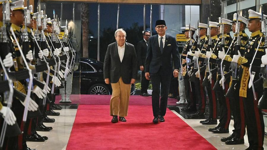 Menteri Luar Negeri RI, Arrmanatha Nasir, menyambut kedatangan Sekretaris Jenderal Perserikatan Bangsa-Bangsa (PBB), António Guterres, di Jakarta, Minggu 17 Oktober 2026. (Dok. Kementerian Luar Negeri)
