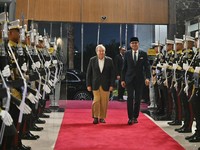 Menteri Luar Negeri RI, Arrmanatha Nasir, menyambut kedatangan Sekretaris Jenderal Perserikatan Bangsa-Bangsa (PBB), Antnio Guterres, di Jakarta, Minggu 17 Oktober 2026. (Dok. Kementerian Luar Negeri)
