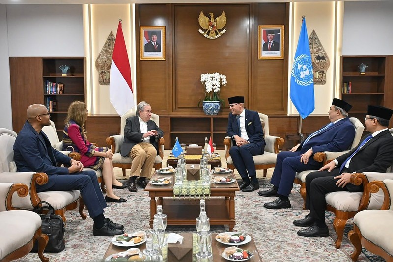 Menteri Luar Negeri RI, Arrmanatha Nasir, menyambut kedatangan Sekretaris Jenderal Perserikatan Bangsa-Bangsa (PBB), Ant&oacute;nio Guterres, di Jakarta, Minggu 17 Oktober 2026. (Dok. Kementerian Luar Negeri)