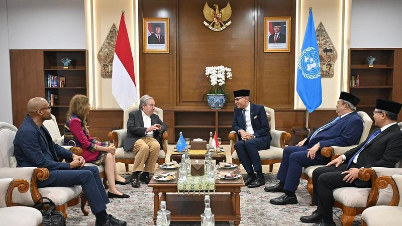 Menteri Luar Negeri RI, Arrmanatha Nasir, menyambut kedatangan Sekretaris Jenderal Perserikatan Bangsa-Bangsa (PBB), António Guterres, di Jakarta, Minggu 17 Oktober 2026. (Dok. Kementerian Luar Negeri)