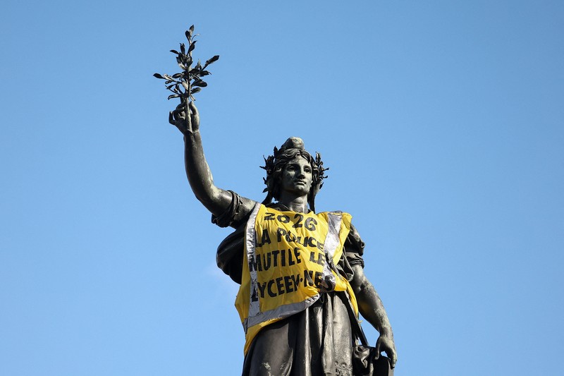 Ricuh saat protes berskala nasional di Prancis menentang biaya hidup, Sabtu (17/10/2026). (REUTERS/Stephanie Lecocq)