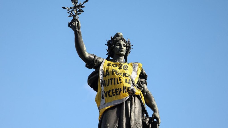 Monumen a la Republique dengan rompi kuning, sehari setelah bentrokan pada hari demonstrasi nasional menentang biaya hidup dan kenaikan harga bahan bakar, di Place de la Republique di Paris, Prancis, Minggu (18/10/2026). (REUTERS/Abdul Saboor)