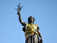 Monumen a la Republique dengan rompi kuning, sehari setelah bentrokan pada hari demonstrasi nasional menentang biaya hidup dan kenaikan harga bahan bakar, di Place de la Republique di Paris, Prancis, Minggu (18/10/2026). (REUTERS/Abdul Saboor)