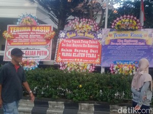 Karangan Bunga Berjejer di Depan Rumdin Bupati Klaten Usai OTT KPK