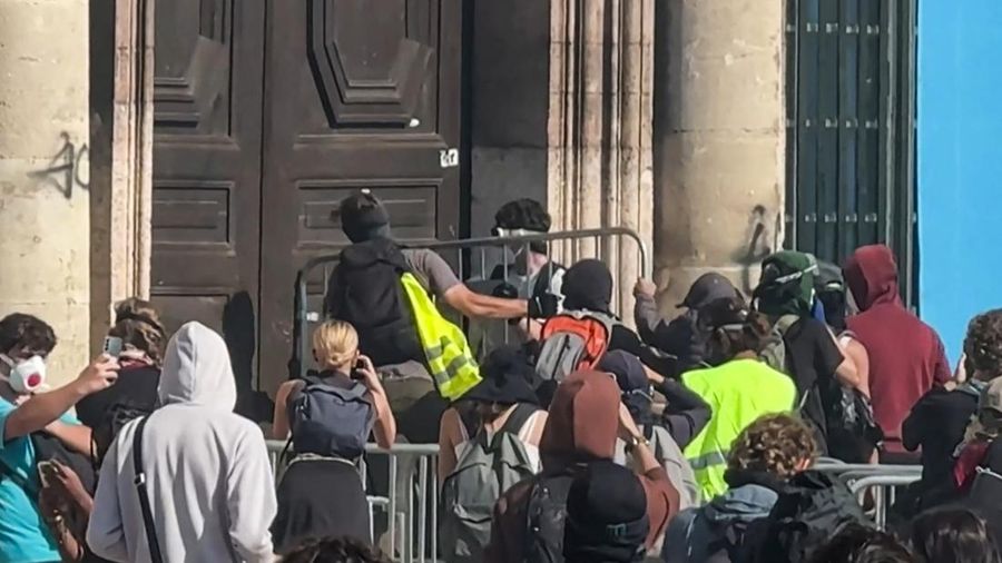 Pengunjuk rasa memasuki Balai Kota Marseille usai berhasil membobol dalam aksi unjuk rasa nasional menentang tingginya biaya hidup dan kenaikan harga BBM, di Marseille, Prancis, Sabtu (17/10/2026). (AFP/VIKEN KANTARCI)