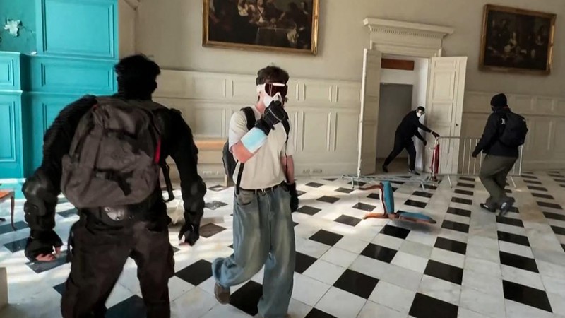 Pengunjuk rasa memasuki Balai Kota Marseille usai berhasil membobol dalam aksi unjuk rasa nasional menentang tingginya biaya hidup dan kenaikan harga BBM, di Marseille, Prancis, Sabtu (17/10/2026). (AFP/VIKEN KANTARCI)