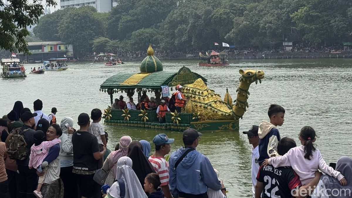 Ilustrasi berita Nasional: Cerita Petugas Sampah di Jakbar Bikin Perahu 'Unta' dari 3 Ribu Botol