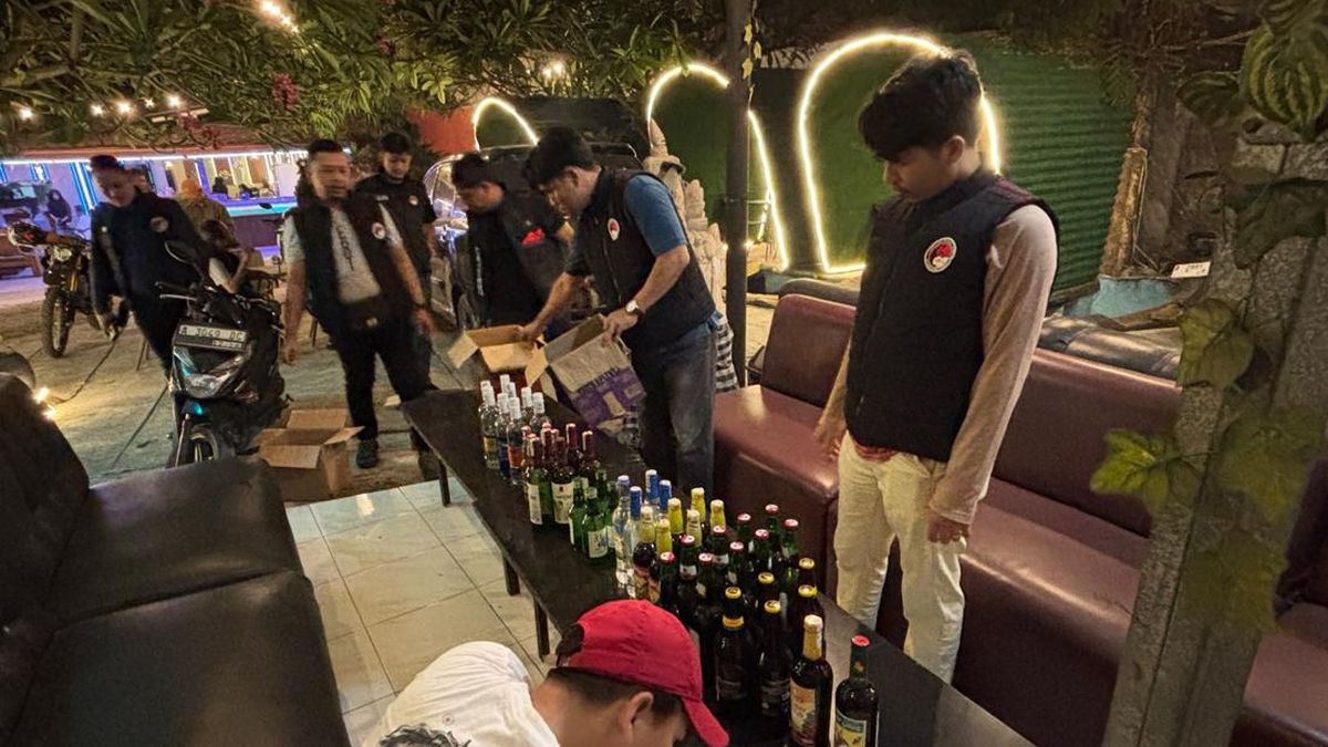 Polisi Sita 52 Botol Miras saat Razia Tempat Hiburan Malam di Serang — NadiKabar.com