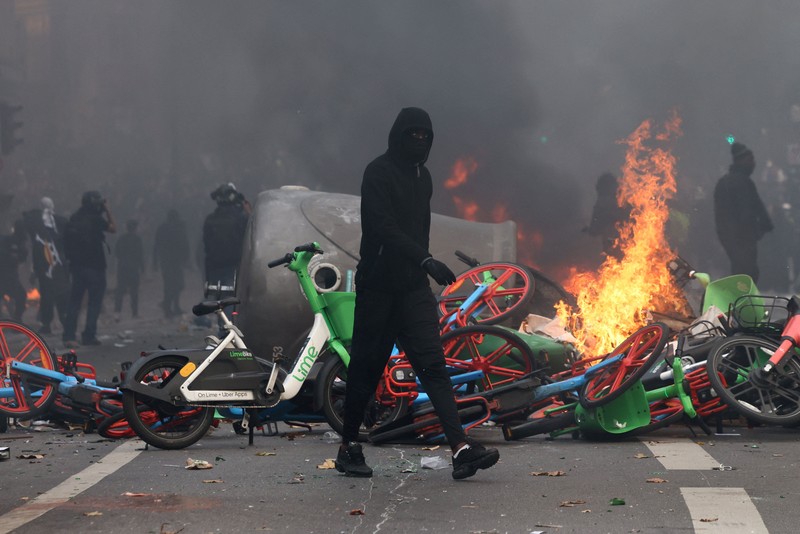 Ricuh saat protes berskala nasional di Prancis menentang biaya hidup, Sabtu (17/10/2026). (REUTERS/Stephanie Lecocq)