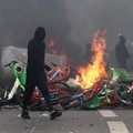 Ricuh saat protes berskala nasional di Prancis menentang biaya hidup, Sabtu (17/10/2026). (REUTERS/Jack Taylor)