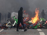 Ricuh saat protes berskala nasional di Prancis menentang biaya hidup, Sabtu (17/10/2026). (REUTERS/Jack Taylor)