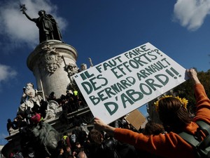 Patung Marianne Jadi Saksi 400 Musisi Bersuara di Tengah Demo Paris