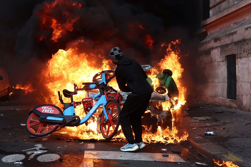 Ricuh saat protes berskala nasional di Prancis menentang biaya hidup, Sabtu (17/10/2026). (REUTERS/Abdul Saboor)