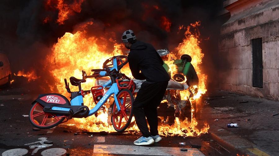 Ricuh saat protes berskala nasional di Prancis menentang biaya hidup, Sabtu (17/10/2026). (REUTERS/Abdul Saboor)