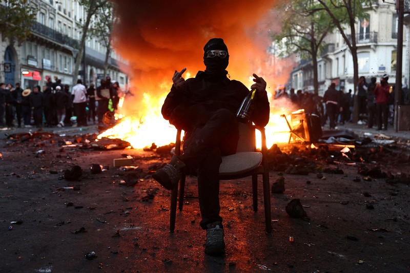 Ricuh saat protes berskala nasional di Prancis menentang biaya hidup, Sabtu (17/10/2026). (REUTERS/Abdul Saboor)