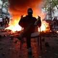 Ricuh saat protes berskala nasional di Prancis menentang biaya hidup, Sabtu (17/10/2026). (REUTERS/Abdul Saboor)