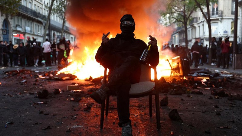 Ricuh saat protes berskala nasional di Prancis menentang biaya hidup, Sabtu (17/10/2026). (REUTERS/Abdul Saboor)