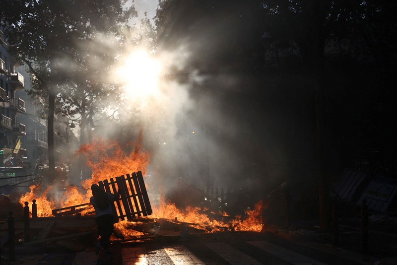 Ricuh saat protes berskala nasional di Prancis menentang biaya hidup, Sabtu (17/10/2026). (REUTERS/Abdul Saboor)