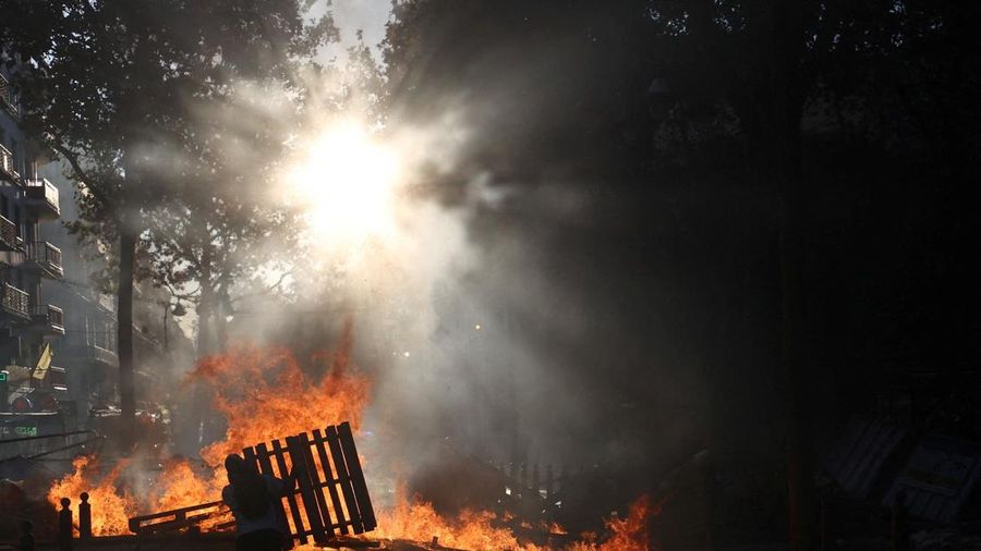 Ricuh saat protes berskala nasional di Prancis menentang biaya hidup, Sabtu (17/10/2026). (REUTERS/Manon Cruz)