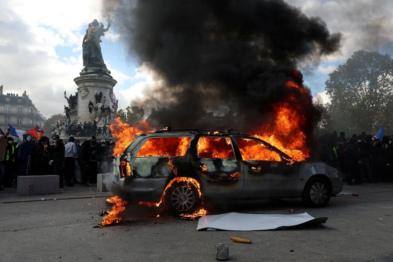 Ricuh saat protes berskala nasional di Prancis menentang biaya hidup, Sabtu (17/10/2026). (REUTERS/Abdul Saboor)