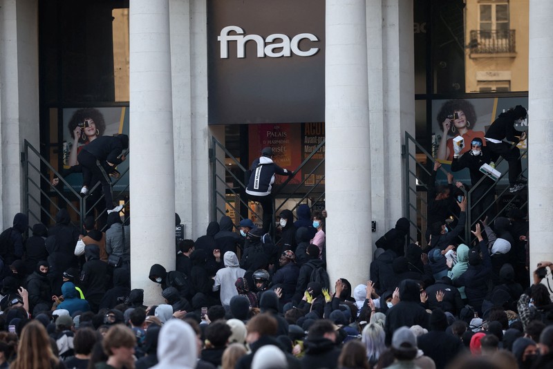 Ricuh saat protes berskala nasional di Prancis menentang biaya hidup, Sabtu (17/10/2026). (REUTERS/Abdul Saboor)