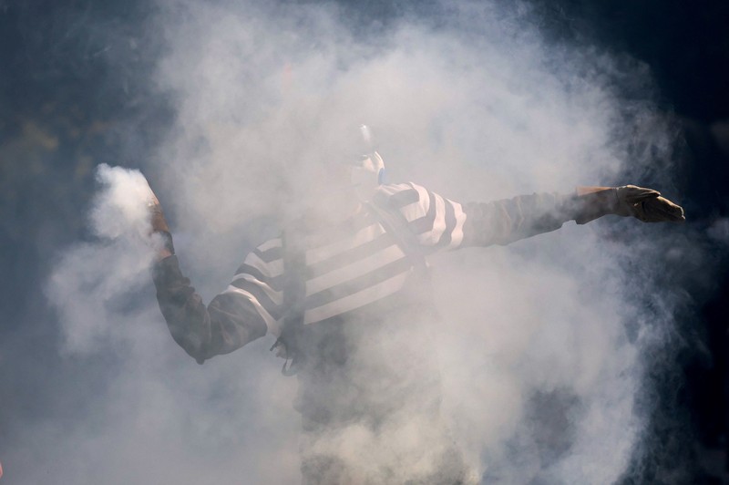 Ricuh saat protes berskala nasional di Prancis menentang biaya hidup, Sabtu (17/10/2026). (REUTERS/Abdul Saboor)