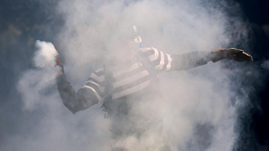 Ricuh saat protes berskala nasional di Prancis menentang biaya hidup, Sabtu (17/10/2026). (REUTERS/Stephane Mahe)