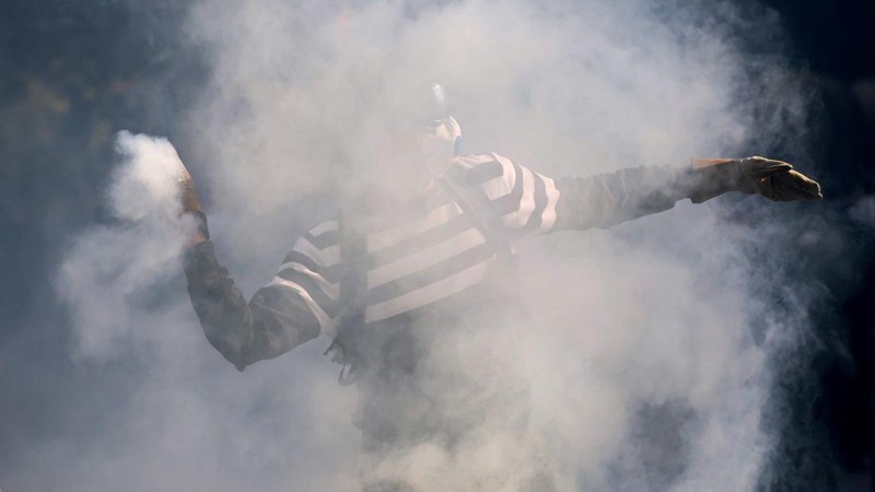 Ricuh saat protes berskala nasional di Prancis menentang biaya hidup, Sabtu (17/10/2026). (REUTERS/Stephane Mahe)