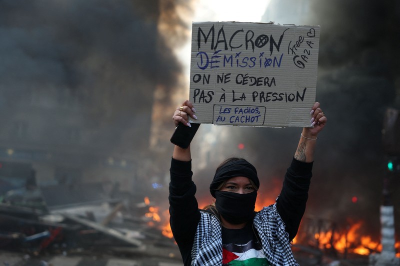 Ricuh saat protes berskala nasional di Prancis menentang biaya hidup, Sabtu (17/10/2026). (REUTERS/Abdul Saboor)