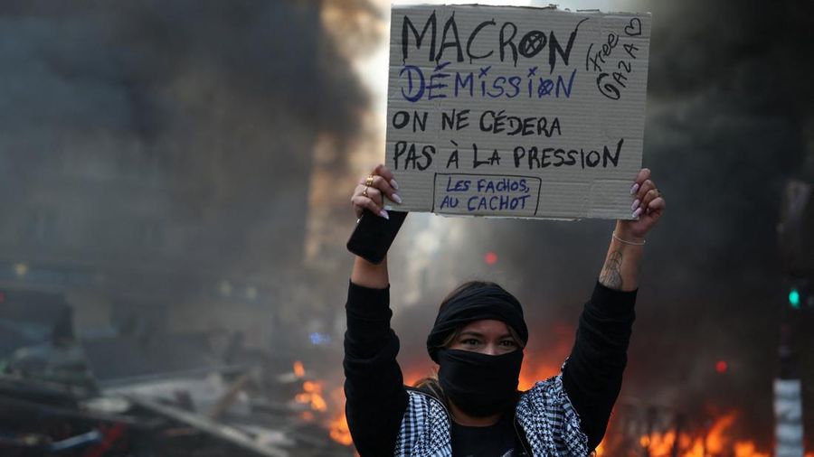 Ricuh saat protes berskala nasional di Prancis menentang biaya hidup, Sabtu (17/10/2026). (REUTERS/Stephanie Lecocq)