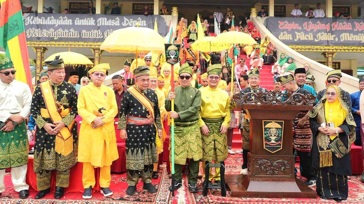 Arak-Arakan Keberagaman Riau 2026, Menbud Tekankan Pelestarian Budaya — NadiKabar.com
