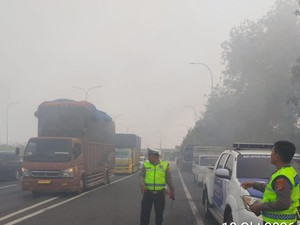 Asap Tebal dari TPA Terbakar Tutupi Jalan Tol Lampung, Polisi Bersiaga
