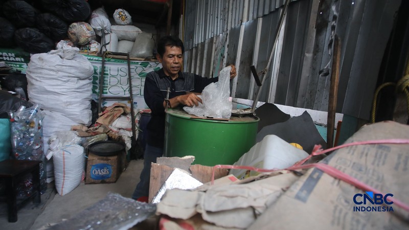 Bahan bakar alternatif dari olahan sampah plastik di kawasan Setiabudi, Jakarta, Senin (19/10/2026). (CNBC Indonesia/Faisal Rahman)