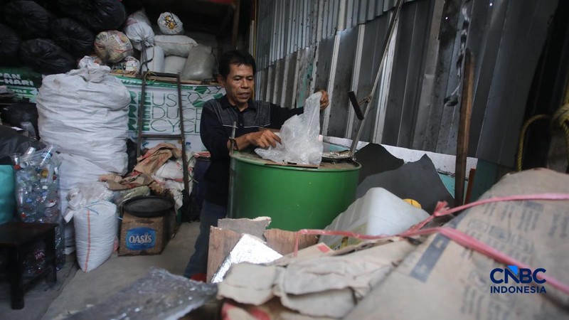 Bahan bakar alternatif dari olahan sampah plastik di kawasan Setiabudi, Jakarta, Senin (19/10/2026). (CNBC Indonesia/Faisal Rahman)